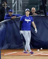 　グラウンドで打撃練習するドジャース・大谷。左はロバーツ監督（共同）