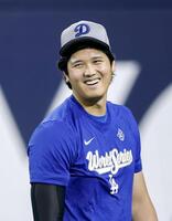　キャッチボール中に笑顔のドジャース・大谷（共同）