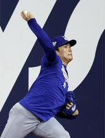 　キャッチボールするドジャース・山本（共同）