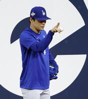 　キャッチボールするドジャース・山本（共同）