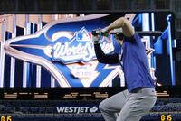 　グラウンドでの打撃練習に臨むドジャース・大谷（共同）