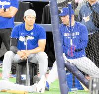 　フリー打撃の順番を待つ間にラッシングと交流する大谷翔平（撮影・小林信行）