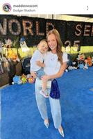 　スコット投手の妻マディーさんのインスタグラム＠ｍａｄｄｉｅｅｅｓｃｏｔｔより。本拠地ラストのＷＳ第５戦で（１０月３０日付）