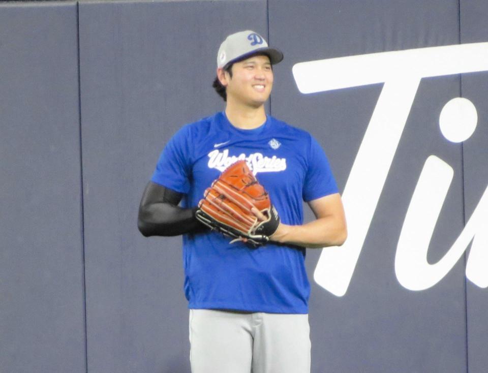 　リラックスした表情でキャッチボールする大谷翔平（撮影・小林信行）