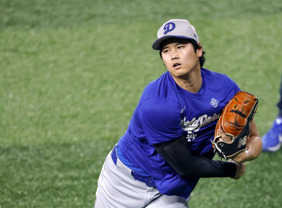 　キャッチボールするドジャース・大谷（共同）