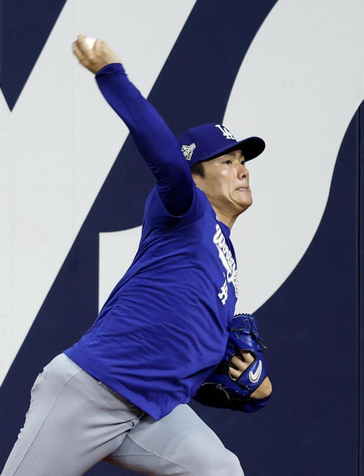 　キャッチボールするドジャース・山本（共同）