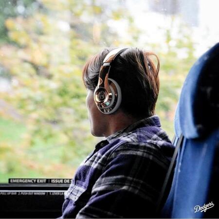 　バスの車内から景色を見つめる山本（ロサンゼルス・ドジャース提供）