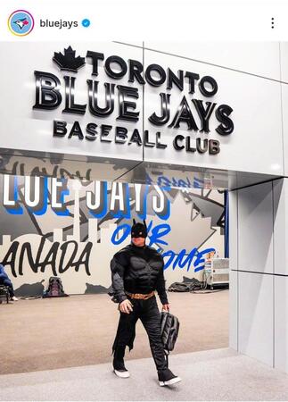 　バットマンのコスプレで球場入りするハイネマン。ブルージェイズのインスタグラム（ｂｌｕｅｊａｙｓ）より