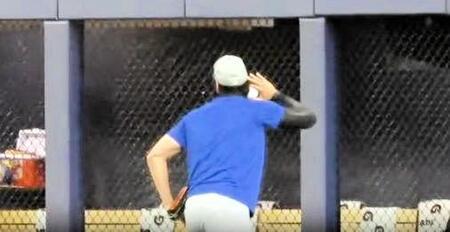 　右中間スタンドのファンと戯れる大谷（撮影・小林信行）