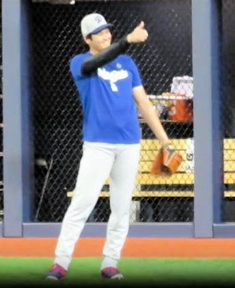 　敵地のファンにサムアップポーズする大谷（撮影・小林信行）