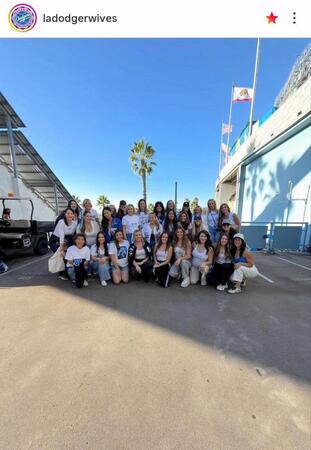 　ＷＳ第４戦に集結した奥様たち。ドジャーワイブスのインスタグラム（ｌａｄｏｄｇｅｒｗｉｖｅｓ）より
