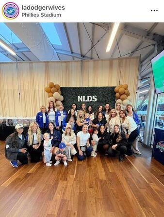 　地区シリーズ第２戦（１０月６日）の試合前に勢ぞろいした奥さま会メンバー。フリーマン夫人（前列左から２人目）やロバーツ監督夫人（後列左）ら。ドジャーワイブスの公式インスタグラム＠ｌａｄｏｄｇｅｒｗｉｖｅｓより