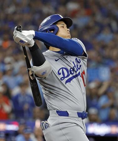 　米大リーグ・ブルージェイズとのワールドシリーズ第６戦の１回、空振り三振に倒れたドジャースの大谷翔平＝31日、トロント（共同）