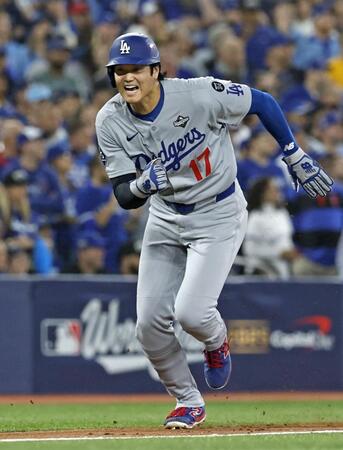 　ブルージェイズ戦の３回、ベッツの適時打で生還するドジャース・大谷＝トロント（共同）