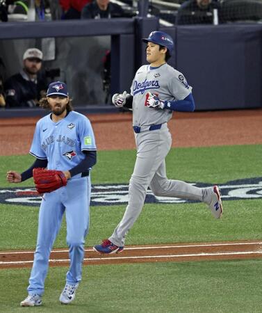 　ブルージェイズ戦の５回、一ゴロに倒れたドジャース・大谷。左は投手ガウスマン＝トロント（共同）