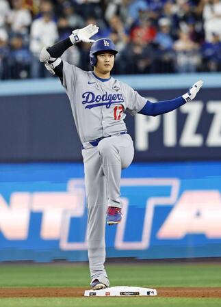 　ブルージェイズ戦の８回、二塁打を放ちポーズをとるドジャース・大谷＝トロント（共同）