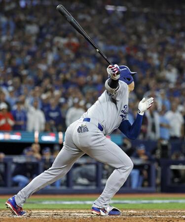 　ブルージェイズ戦の８回、二塁打を放つドジャース・大谷＝トロント（共同）