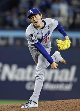 　ブルージェイズ戦の８回、登板したドジャース・佐々木＝トロント（共同）