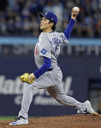 　米大リーグ・ブルージェイズとのワールドシリーズ第６戦の８回、登板したドジャースの佐々木朗希＝31日、トロント（共同）