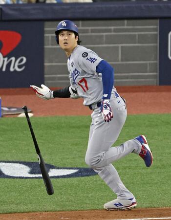 　ブルージェイズ戦の８回、二塁打を放つドジャース・大谷＝トロント（共同）