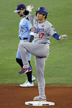 　ブルージェイズ戦の８回、二塁打を放ちポーズをとるドジャース・大谷＝トロント（共同）