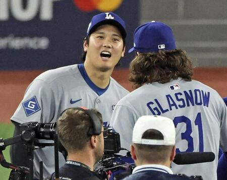 　ブルージェイズに勝利し、試合を締めたグラスノー（手前）を迎えるドジャース・大谷＝トロント（共同）