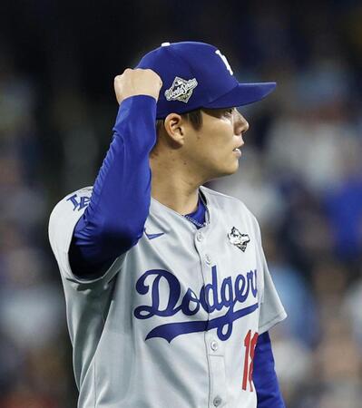 　ブルージェイズ戦の４回、バーショを併殺に打ち取りガッツポーズするドジャース・山本＝トロント（共同）