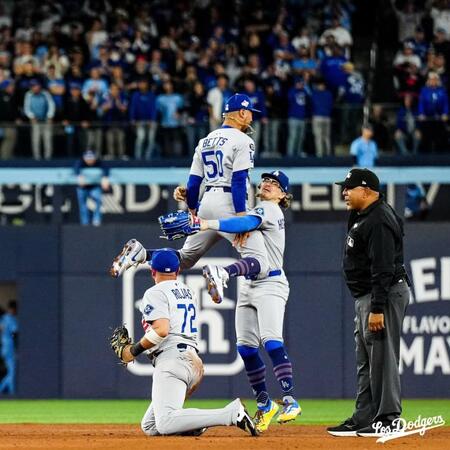 　勝利が決まり、抱き合うベッツ、キケ、ロハス（ロサンゼルス・ドジャース提供）