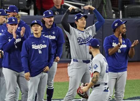 　ブルージェイズ戦の９回、ヒメネスの併殺がチャレンジとなり、判定を待つドジャースの大谷（中央右）と山本（同左）ら＝トロント（共同）