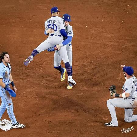 　勝利が決まり、抱き合うベッツ、キケ、ロハス（ロサンゼルス・ドジャース提供）