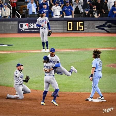 　勝利が決まり、抱き合うベッツ、キケ、ロハス（ロサンゼルス・ドジャース提供）