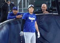 　グラウンドで打撃練習するドジャース・大谷。左はロバーツ監督（共同）