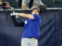 　グラウンドで打撃練習する大谷（共同）