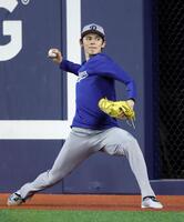 　キャッチボールするドジャース・佐々木（共同）