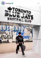 　バットマンのコスプレで球場入りするハイネマン。ブルージェイズのインスタグラム（ｂｌｕｅｊａｙｓ）より