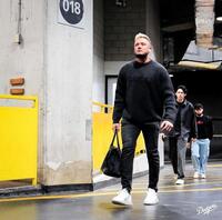 　球場入りするロハス（ロサンゼルス・ドジャース提供）