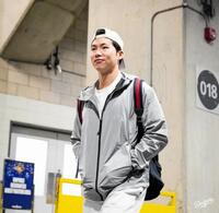 　球場入りするキム・ヘソン（ロサンゼルス・ドジャース提供）