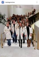 　ＷＳ第６戦に集結した奥様たち。ドジャーワイブスのインスタグラム（ｌａｄｏｄｇｅｒｗｉｖｅｓ）より