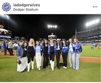 　ドジャース奥さま会の公式インスタグラム＠ｌａｄｏｄｇｅｒｗｉｖｅｓ（１０月１８日付）より