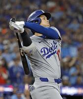　米大リーグ・ブルージェイズとのワールドシリーズ第６戦の１回、空振り三振に倒れたドジャースの大谷翔平＝31日、トロント（共同）