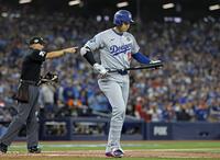 　ブルージェイズ戦の３回、申告敬遠で出塁するドジャース・大谷＝トロント（共同）