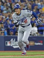 　ブルージェイズ戦の３回、ベッツの適時打で生還するドジャース・大谷＝トロント（共同）