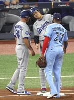 　ブルージェイズ戦の３回、申告敬遠で出塁したドジャース・大谷＝トロント（共同）
