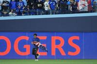 　６回、フィールドに乱入者（写真：Imagn/ロイター/アフロ）