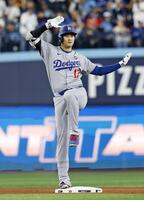 　ブルージェイズ戦の８回、二塁打を放ちポーズをとるドジャース・大谷＝トロント（共同）