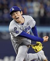 　ブルージェイズ戦の８回、登板したドジャース・佐々木＝トロント（共同）