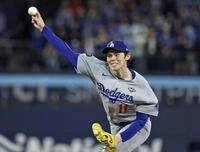 　ブルージェイズ戦の８回、登板したドジャース・佐々木＝トロント（共同）