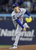 　ブルージェイズ戦の８回、登板したドジャース・佐々木＝トロント（共同）