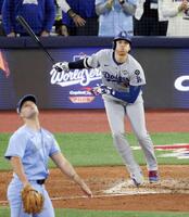 　米大リーグ・ブルージェイズとのワールドシリーズ第６戦の８回、二塁打を放つドジャースの大谷翔平。投手フルーハティ＝31日、トロント（共同）