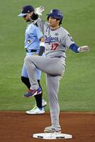 　ブルージェイズ戦の８回、二塁打を放ちポーズをとるドジャース・大谷＝トロント（共同）